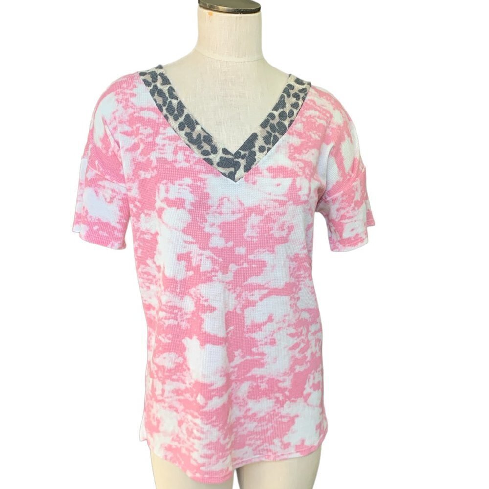 NWT Lovely J Tie-Dye Leopard Accent V Neck Waffle Knit Tee Sz S Pink 81G